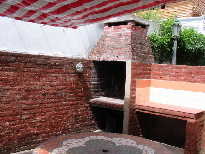 Patio privado con parrilla mesa y bancos Cabaña 12 Patio privado con parrilla mesa y bancos Cabaña 12